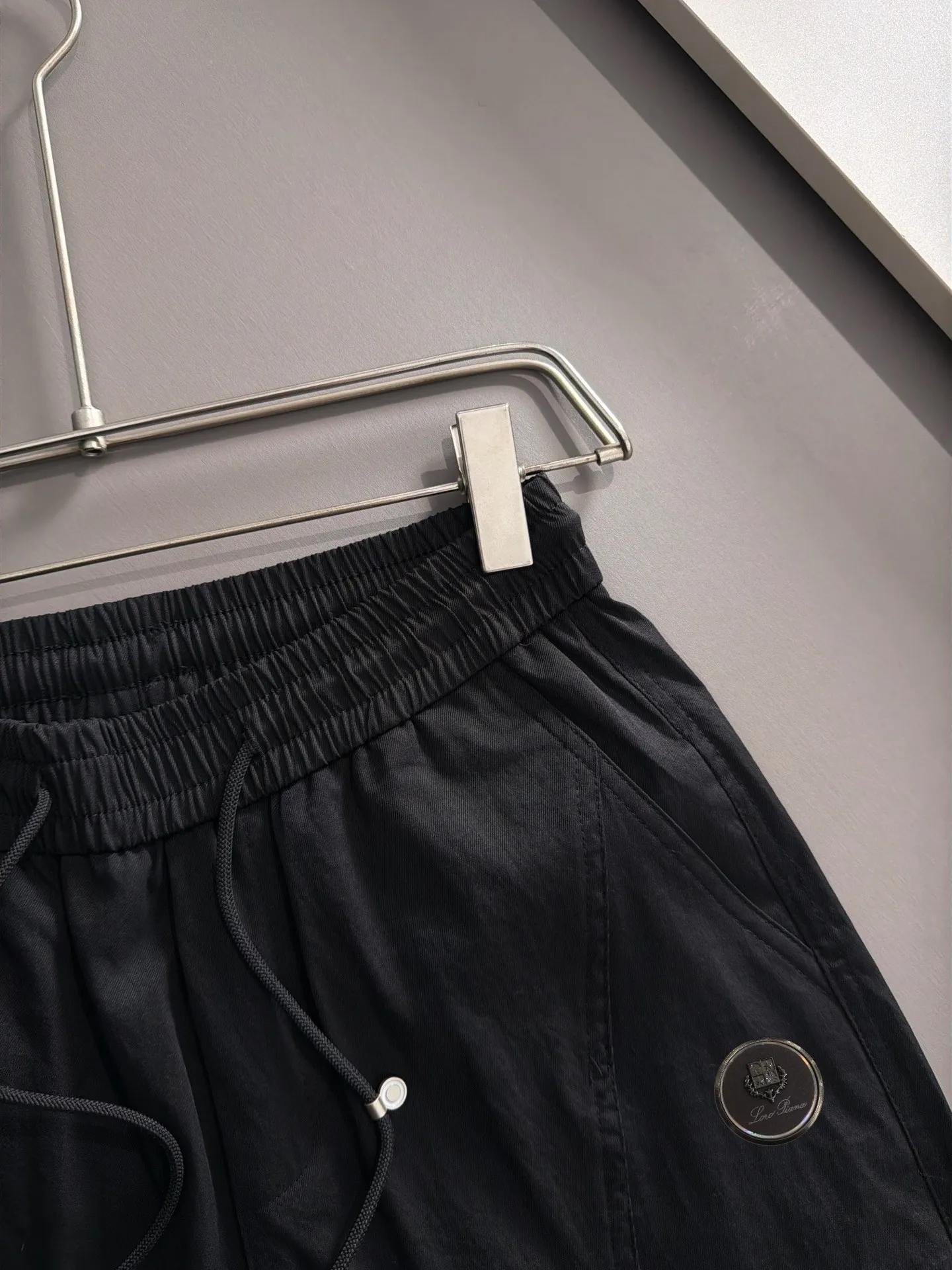 LP 2041 Spring/Summer New Arrival elastic band casual shorts, counter-customized fabric Breathable, high comfort, impeccable details, brand element design concept, reflecting high quality. It feels delicate and soft! It presents a casual cut and the upper body shape is great! Sizes:S-2XL